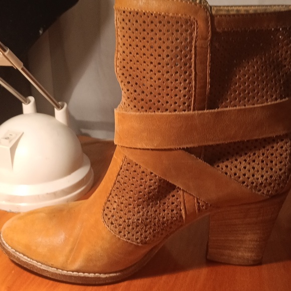 Aquatalia Women's Buckle Ankle Boots Size 6.5 - Picture 3 of 13